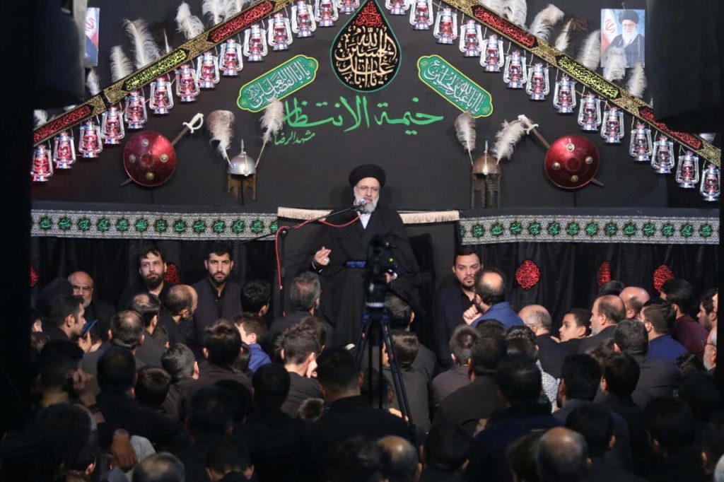 حضور شهید رئیسی در خیمه الانتظار مشهد الرضا سعید آخوندی