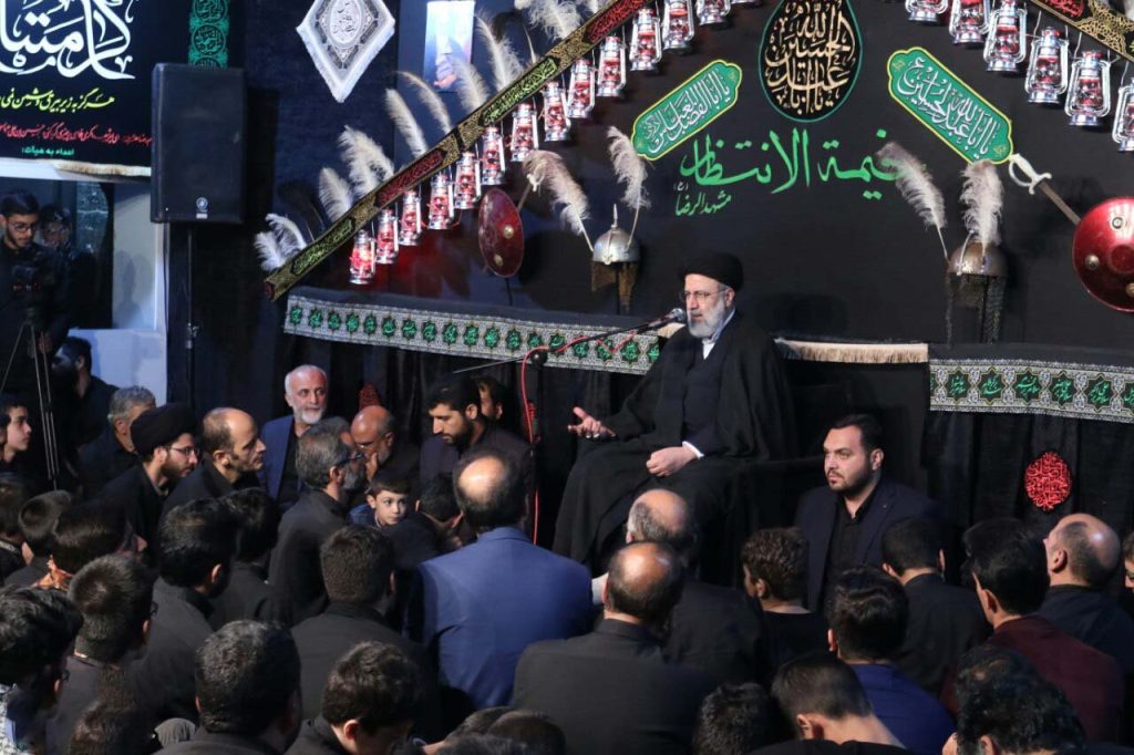 حضور شهید رئیسی در خیمه الانتظار مشهد الرضا سعید آخوندی