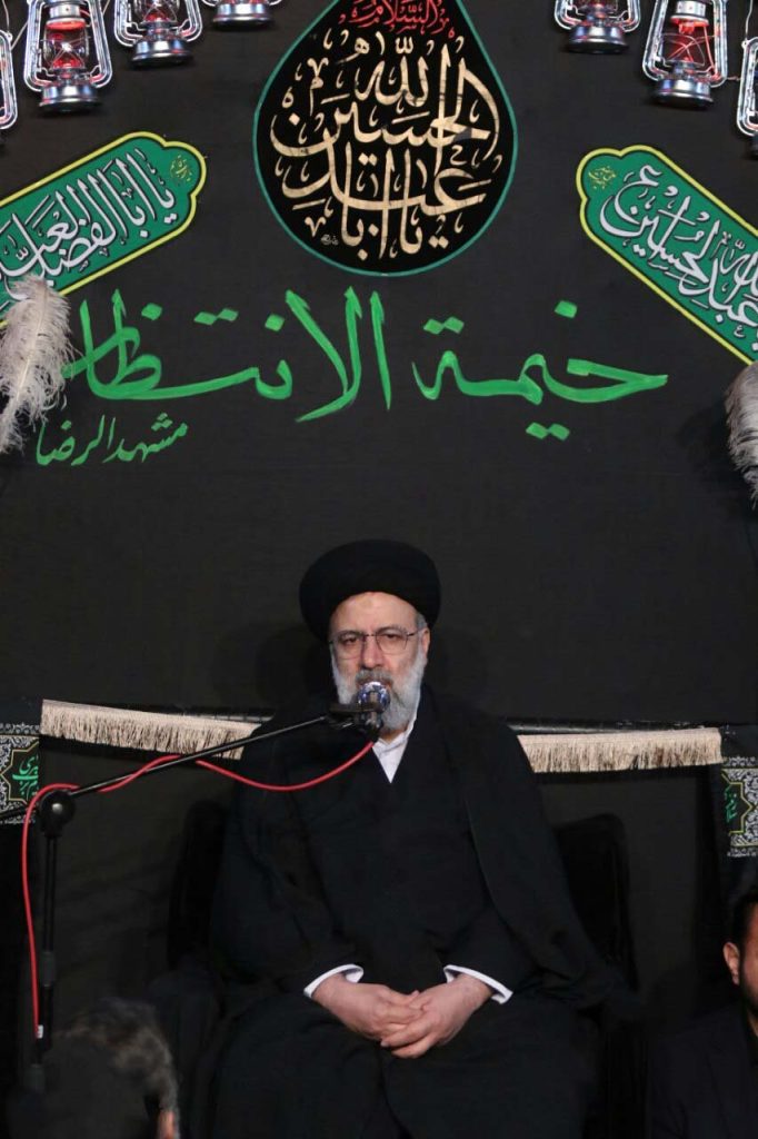 حضور شهید رئیسی در خیمه الانتظار مشهد الرضا سعید آخوندی